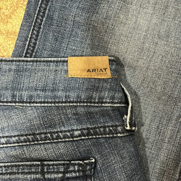 Ariat 27L low rise jeans. Flare leg. - Picture 4 of 11
